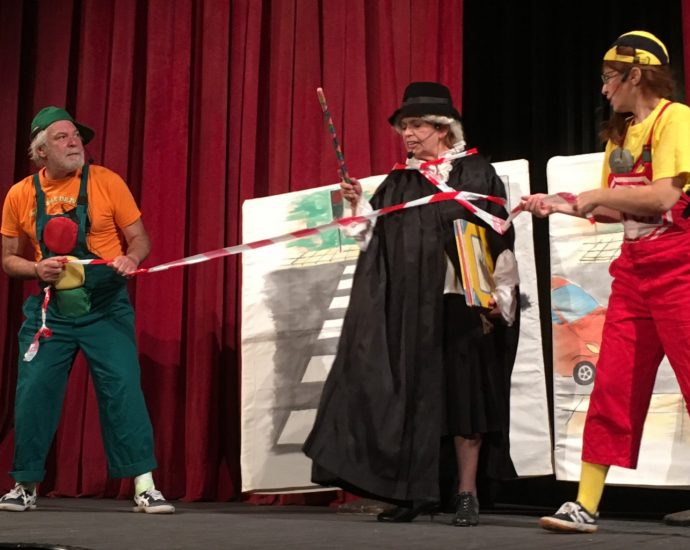 bezopasnostteater1510191 Със спектакъла „В страната на знаците“ децата в Ловеч усвояват правилата на пътната безопасност