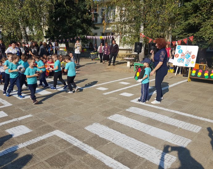 cdgiuni231019 1 В Детска градина "1 юни" се проведе празник по безопасност на движението по пътищата под надслов „Правилата на пътя щом познавам – мога да се състезавам“