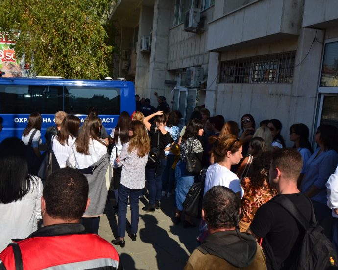 mitingvasilev2110191 Десетки подкрепиха пред сградата на Съдебната палата обвинения Валентин Василев