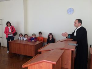 oksadlov111019 3 Над 70 третокласници посетиха Окръжен съд – Ловеч в Деня на отворени врати