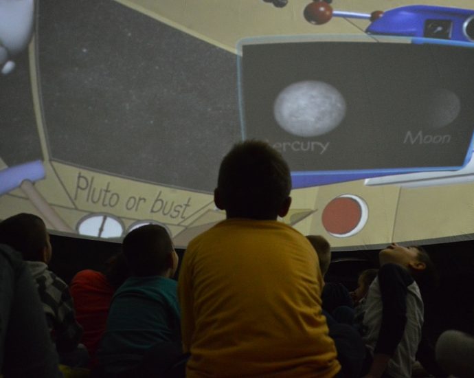 tetevenplanetarium241019 2 Мобилна космическа станция показа Космоса на над 200 малчугани в община Тетевен