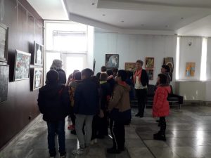 decagaleria1911191 Ученици от III клас  в ОУ „Проф. Димитър Димов” проведоха символично пътешествие  в света на изобразителното изкуство в Художествена галерия - Вароша