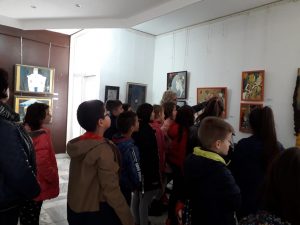 decagaleria1911193 Ученици от III клас  в ОУ „Проф. Димитър Димов” проведоха символично пътешествие  в света на изобразителното изкуство в Художествена галерия - Вароша
