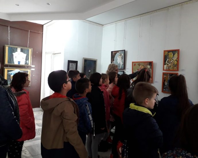 decagaleria1911193 Ученици от III клас  в ОУ „Проф. Димитър Димов” проведоха символично пътешествие  в света на изобразителното изкуство в Художествена галерия - Вароша