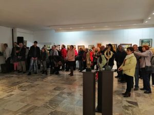 esenensalonart1511191 36 творци със 75 произведения в жанровете живопис, рисунка , скулптура и приложни изкуства участват в художествената изложба на ловешките художници ,,Есенен салон”