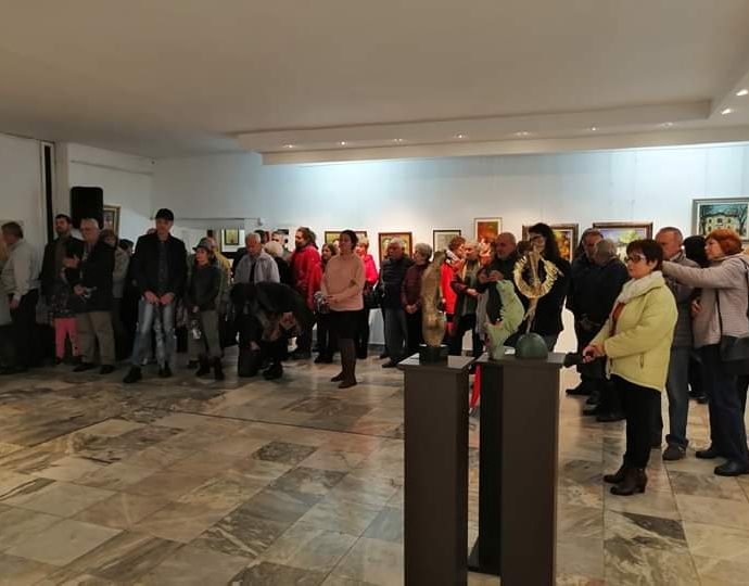 esenensalonart1511191 36 творци със 75 произведения в жанровете живопис, рисунка , скулптура и приложни изкуства участват в художествената изложба на ловешките художници ,,Есенен салон”