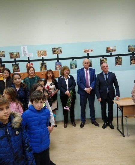gimnaziata2311194 Честит празник! За патронния празник в Гимназията бе открит нов кабинет по история