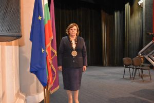 kmetmarinova1111191 С полагането на клетва встъпи в длъжност официално и преизбраният за втори мандат кмет на Ловеч Корнелия Маринова