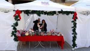 bazar612191 Потребителите на социални услуги с Коледен базар в Ловеч