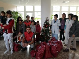 bolnicaredcross2212193 МЛАДИТЕ ДОБРОВОЛЦИ НА БЧК ЛОВЕЧ ЗАРАДВАХА ДЕЦАТА В МБАЛ ЛОВЕЧ И ТРОЯН С ПОДАРЪЦИ ЗА КОЛЕДА