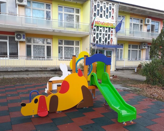dgpuh912193 Три нови детски съоръжения като дарение получиха малчуганите от Детска ясла №3 „Мечо Пух“ в Ловеч