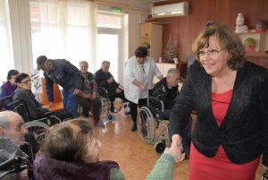 domslivek1612193 Общината: Обитателите на Дом за пълнолетни лица с физически увреждания в село Сливек посрещнаха скъпи гости с коледни подаръци