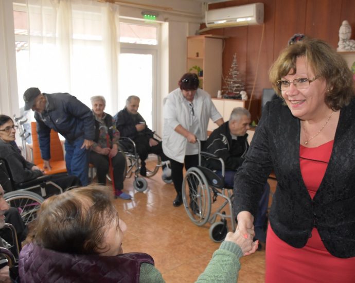 domslivek1612193 Общината: Обитателите на Дом за пълнолетни лица с физически увреждания в село Сливек посрещнаха скъпи гости с коледни подаръци