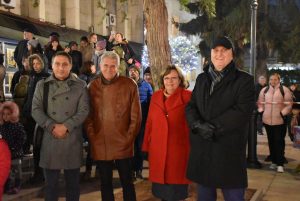elha612191 Коледната елха в Ловеч грейна празнично със стотици многоцветни светлинки и огря лицата на малки и големи