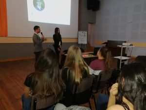 ezikovait312192 Представители на водеща американска ИТ компания се срещнаха с учениците на Езиковата