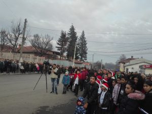 goznica2212193 За първи път в ловешкия квартал „Гозница“ се състоя коледно тържество с програма, с украсена жива елха и заря
