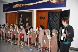 k 328 КОЛЕДАРИ ОТ ЧАСТНОТО УЧИЛИЩЕ "СВ. СЕДМОЧИСЛЕНИЦИ" В ЛОВЕЧ ПОСЕТИХА ОБЩИНАТА