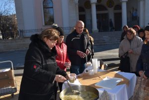 kmetchorbica612192 1 За Никулден Община Ловеч осигури на гражданите безплатна рибена чорба и питка