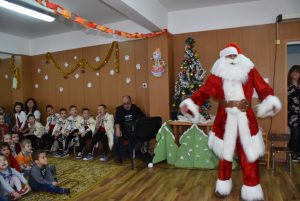 koledadeca2012191 Обиколката на Дядо Коледа по ловешките детски градини завърши на 20 декември при послушните деца в ДГ „Радост“ в кв. „Младост“