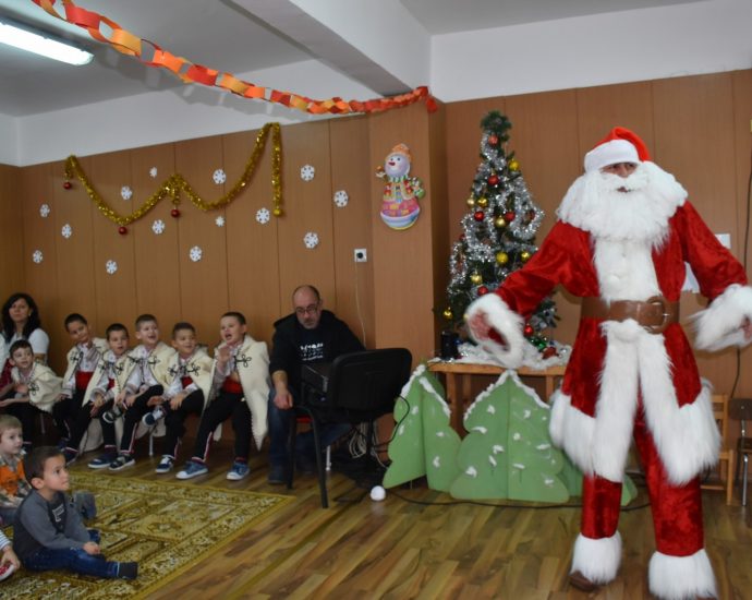 koledadeca2012191 Обиколката на Дядо Коледа по ловешките детски градини завърши на 20 декември при послушните деца в ДГ „Радост“ в кв. „Младост“