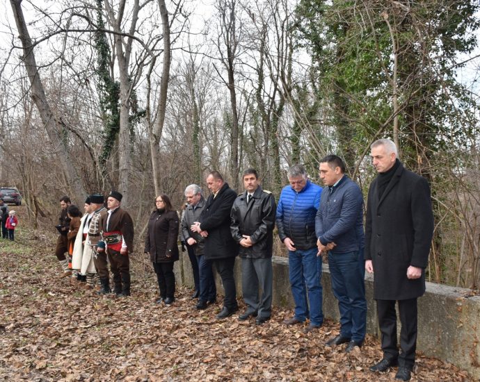 pazimost2712193 Граждани и официални лица се включиха в поклонението на местността Пази мост край Ловеч и на Къкринското ханче