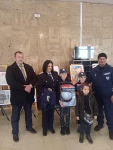 risunkipolice1212191 Деца от двете Детски полицейски управления в Ловеч са сред отличените в конкурс за рисунка