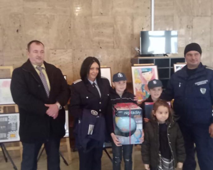 risunkipolice1212191 Деца от двете Детски полицейски управления в Ловеч са сред отличените в конкурс за рисунка