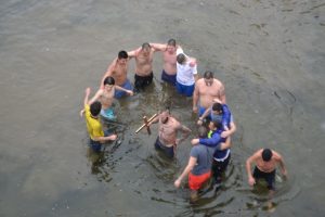 bogoiavlenie60120 4 resize 47 Ивайло Енчев за четвърта година извади Богоявленския кръст от ледените води на река Осъм в Ловеч