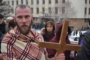 bogoiavlenie60120 6 resize 17 Ивайло Енчев за четвърта година извади Богоявленския кръст от ледените води на река Осъм в Ловеч