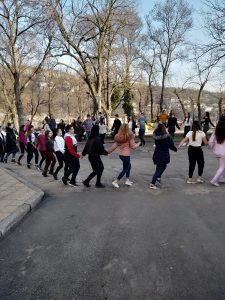 ezikovahug220120 1 Учениците от ПЕГ „Екзарх Йосиф І” отбелязаха Световния ден на прегръдката