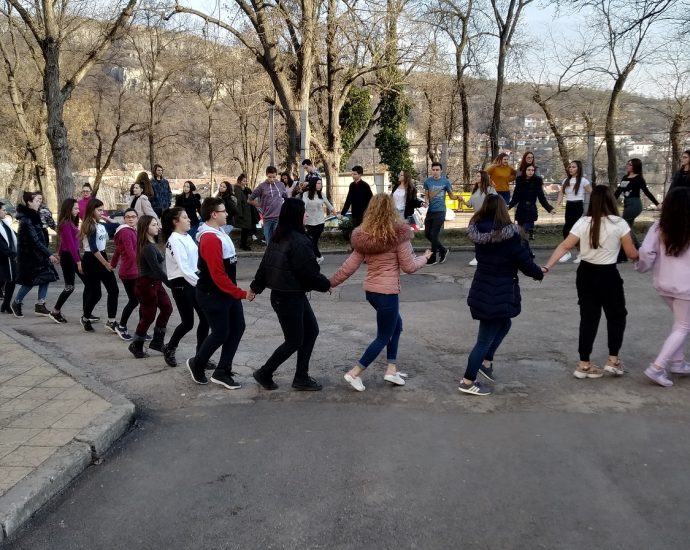 ezikovahug220120 1 Учениците от ПЕГ „Екзарх Йосиф І” отбелязаха Световния ден на прегръдката