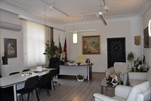 kabinetkmet1701201 От Общината: Нови картини красят кабинета на кмета на Ловеч