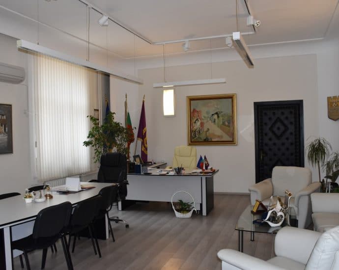 kabinetkmet1701201 От Общината: Нови картини красят кабинета на кмета на Ловеч