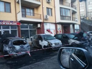 pojartroyan1401201 В рамките на 3 дни са установени и задържани извършителят и подбудителят на палежа на леките коли в Троян