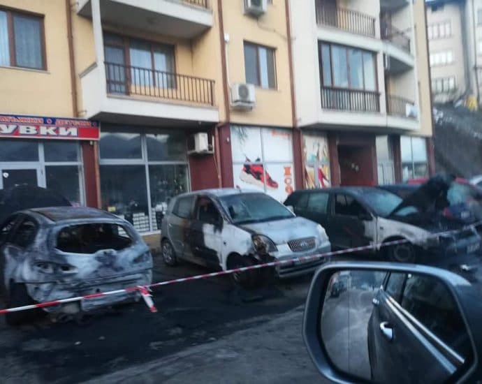 pojartroyan1401201 В рамките на 3 дни са установени и задържани извършителят и подбудителят на палежа на леките коли в Троян
