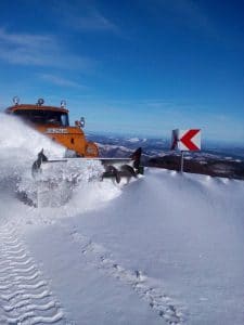 snqgbekleme90120 2 Започна разчистването на Троянския проход. На места преспите достигат 1,5 м