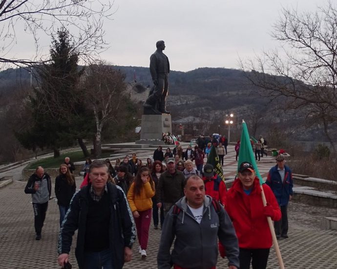 01 Начало на Похода Ловеч Къкринско ханче на ТДСтратеш "По последните свободни стъпки на Левски" - поход в почит на Апостола, 19 февруари, 2020 г.