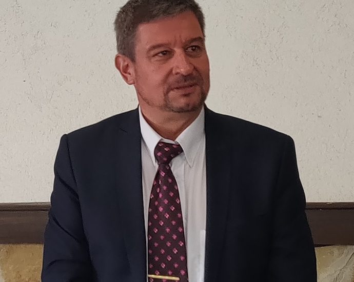 julianpodkrepa1702201 За авторитета на учителя и зависимостта от родителите