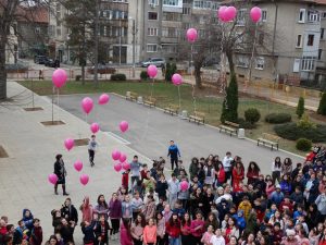 pink2602201 Близо 3000 ученици от училищата на територията на Община Ловеч се включиха в Деня на розовата фланелка