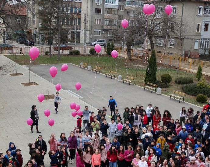 pink2602201 Близо 3000 ученици от училищата на територията на Община Ловеч се включиха в Деня на розовата фланелка