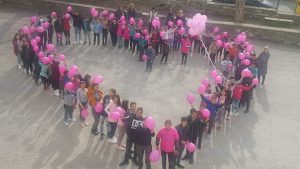 pink2602203 Близо 3000 ученици от училищата на територията на Община Ловеч се включиха в Деня на розовата фланелка