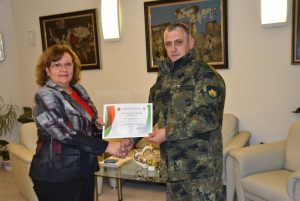 voenni2102201 Началникът на Военно окръжие в Ловеч връчи благодарствена грамота на кмета на Община Ловеч Корнелия Маринова