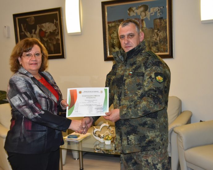 voenni2102201 Началникът на Военно окръжие в Ловеч връчи благодарствена грамота на кмета на Община Ловеч Корнелия Маринова