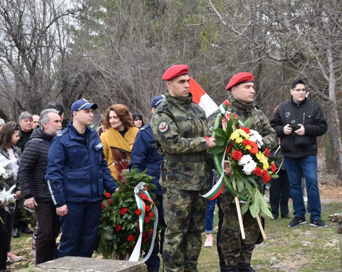 3mart303203 ЛОВЕЧ ОТБЕЛЯЗА ТРЕТИ МАРТ С ТЪРЖЕСТВЕНА ЦЕРЕМОНИЯ И ВОЕНЕН РИТУАЛ НА ХЪЛМА СТРАТЕШ