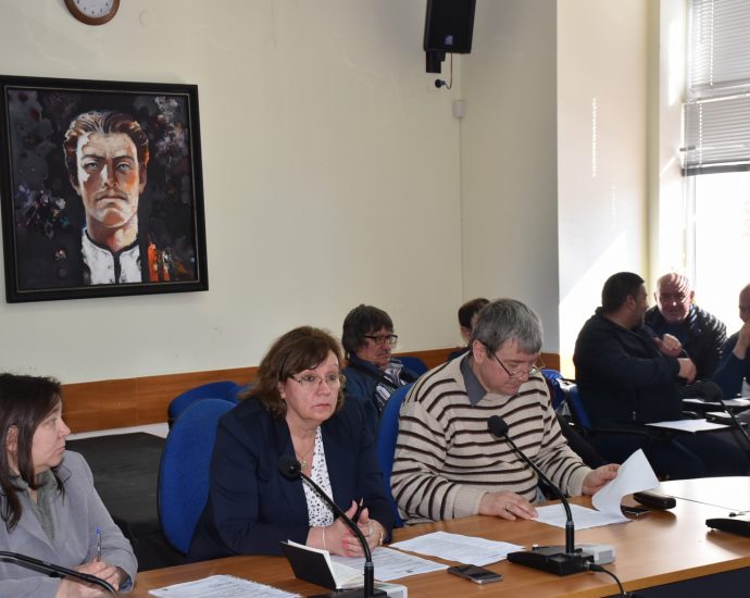 kmetovesreshta803201 Над два часа е продължила работната среща с кметове на кметства и кметски наместници на населените места на територията на Община Ловеч