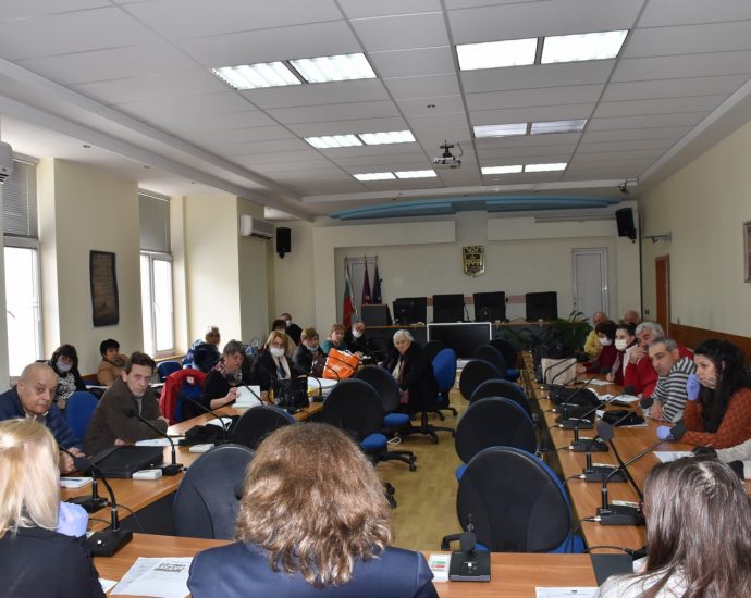 sreshtanamestnici2703203 Кметът Корнелия Маринова: Досега успяваме да сме една крачка напред в мерките срещу пандемията от коронавирус, но трябва да имаме готовност за по-тежки ситуации,  дано не се стигне дотам