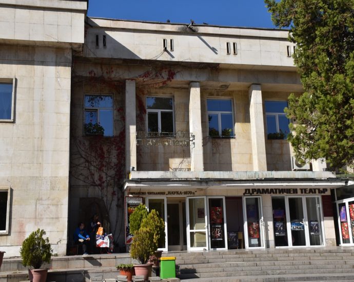 chitalishtelovech2704201 Заседанието на Общински съвет - Ловеч, насрочено за 30 април, четвъртък, ще се проведе в Ловчанско читалище "Наука - 1870 г.",