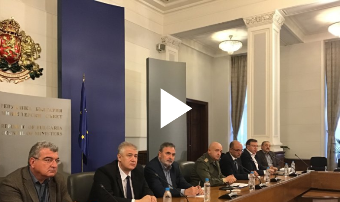 covid 19bgbrief1204201 Д-р Костадин Ангелов - директор на "Александровска": Ходейки хората по улиците, като че ли искат да ни предадат някаква божия роля, ние да решаваме кой да живее и кой да умира - благодарим ви за тази корона от тръни, не я искаме!
