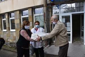 darenie1504202 МБАЛ "Проф. д-р Параскев Стоянов" АД в Ловеч получи на 15 април 200 контейнери за съхранение на опасни болнични отпадъци, както и 150 предпазни маски за лице