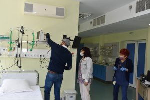 dareniembal2304202 Ловешката болница получи дарение от 6 пациентски монитори. Средставата са част от голямото дарение за болницата на обща стойност 280 000 лева, дарени от бизнеса и гражданите